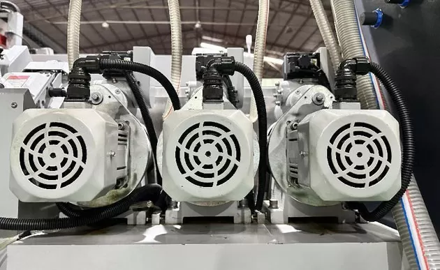 Motor de design patenteado da Hiseng para máquina de borda dupla de linha reta