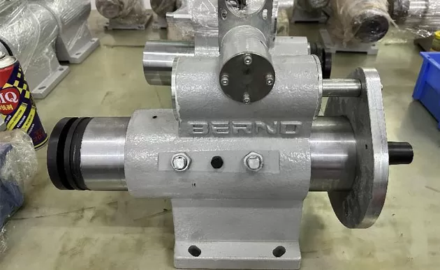 Motor de design patenteado da Hiseng para máquina de borda dupla de linha reta
