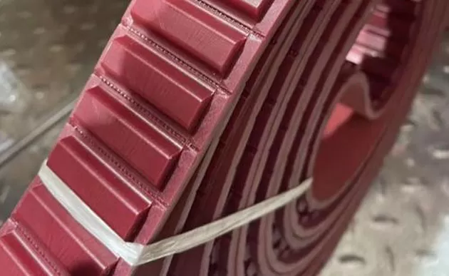 Estrutura de transmissão patenteada para máquina de borda dupla de linha reta