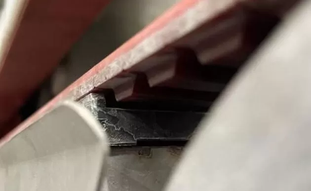 Estrutura de transmissão patenteada para máquina de borda dupla de linha reta