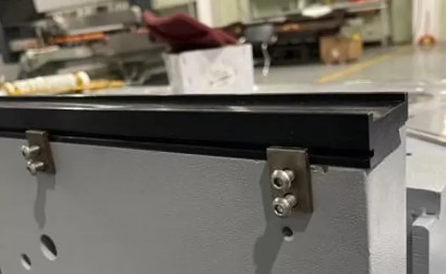 Estrutura de transmissão patenteada para máquina de borda dupla de linha reta